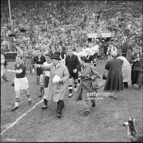 60 Puskas 1954 Stock Photos, High-Res Pictures, and Images - Getty Images