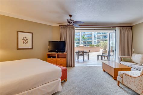 Rooms & suites with ocean views | Outrigger Honua Kai Resort & Spa