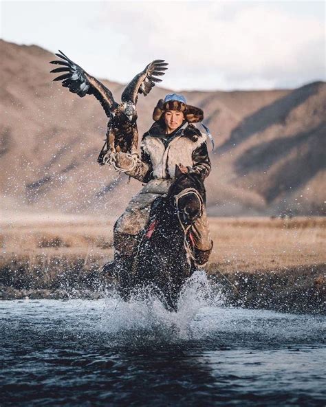 Photographer Captures One of the Last Surviving Female Eagle Hunters of Mongolia | Eagle hunter ...