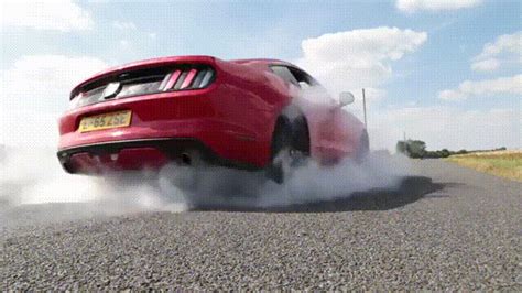 Ear destroying Ford Mustang burnout