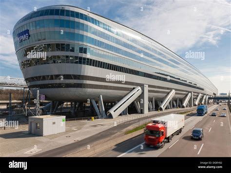 The Squaire, office building at Terminal 1 of Frankfurt Airport Stock Photo: 61991890 - Alamy