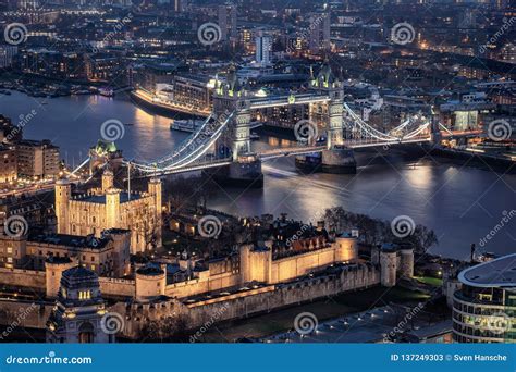 La Torre Iluminada Y El Puente De La Torre De Londres Por Noche Imagen ...