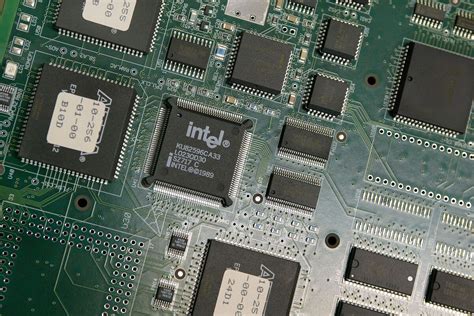 Intel Says Top Chip Designer Resigns for Personal Reasons - Bloomberg