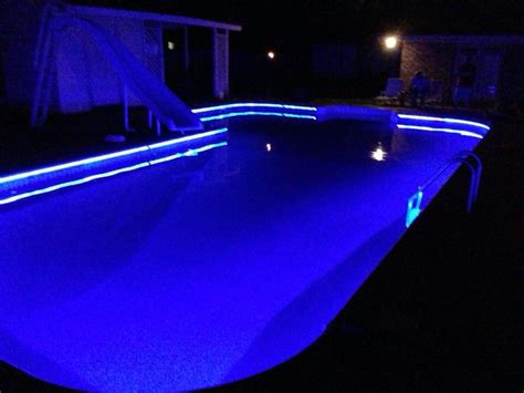 Casa de madera con luces LED alrededor de la piscina