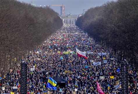 Right now 100.000 - 500.000 people in Berlin protesting for peace and ...