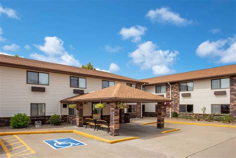 Days Inn & Suites by Wyndham Davenport East | Davenport, IA Hotels