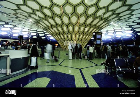 The interior domed architecture of Abu Dhabi airport Stock Photo - Alamy