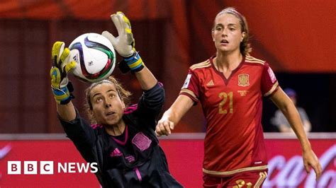 Spanish women footballers vote to strike over pay - BBC News