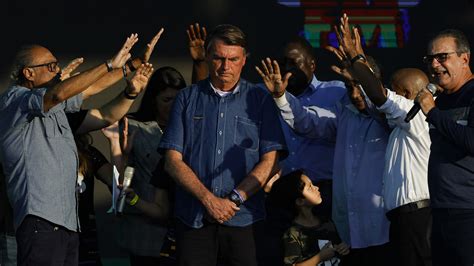 With Lula ahead in polls, Bolsonaro turns to Brazil's evangelicals : NPR