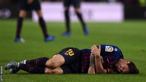 Lionel Messi suffers arm injury in Barcelona's win over Sevilla - BBC Sport