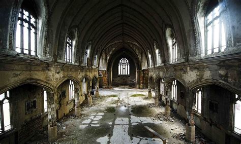 Motor City's perishing parishes: Haunting pictures of abandoned Detroit ...