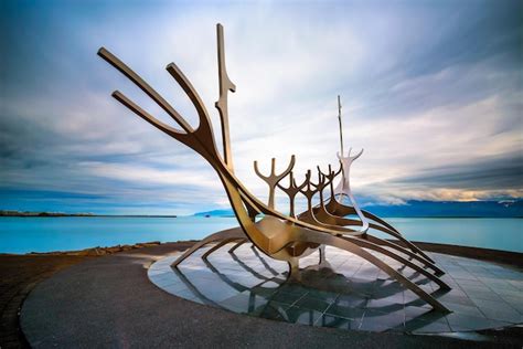 Premium Photo | The sun voyager sculpture at the beach of reykjavik iceland