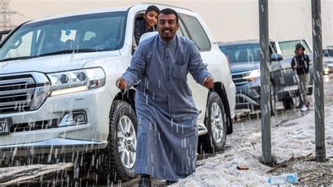 Video: Hail-covered white roads in Kuwait following rare weather event | World News - Hindustan ...