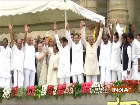 Karnataka swearing-in ceremony: HD Kumaraswamy takes oath as CM, Parameshwara sworn in as deputy ...