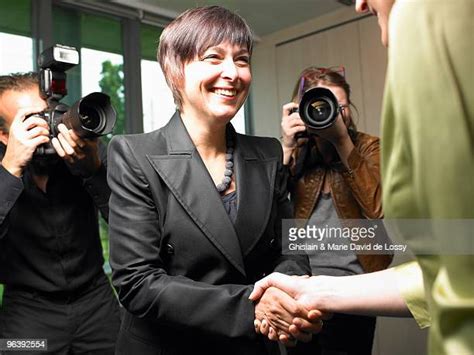 Politicians Shaking Hands Photos and Premium High Res Pictures - Getty Images