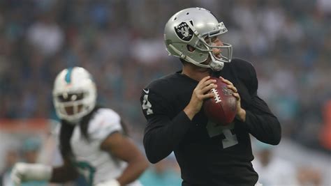 Oakland Raiders' Derek Carr leaves Sunday's game against Miami Dolphins with knee injury ...