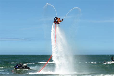 Extreme JET SKI powered Flyboard Water Show - Streets United