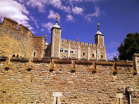 Taking a Tour of the World Famous Tower of London | Krazy Butterfly