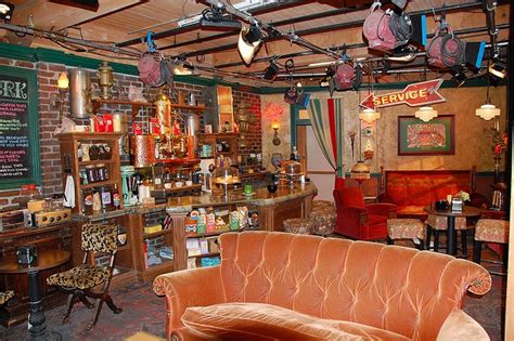 "Friends" set - Cafe Central Perk | Friends apartment, Friends central ...