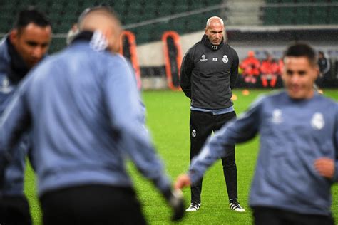 At Real Madrid, Zinedine Zidane’s Gift Is Wrapped in Charisma - The New York Times