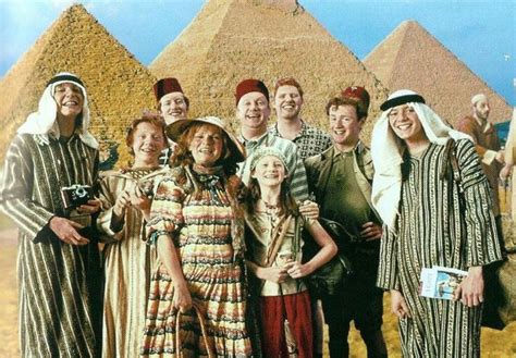 La famille Weasley en Égypte | Harry potter films, Harry potter family ...