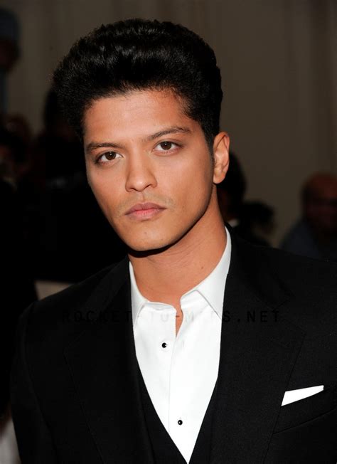 Bruno Mars.... I don't have a crush on him. I just love his music :) | Rapazes bonitos, Truques ...