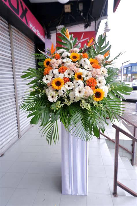 哀悼花圈 Condolences flower 👉🏼 • Rm 250 • Sending Condolences • Funeral Condolences #往生花圈 #丧事花圈 #哀悼 ...