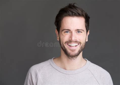 Portrait D'un Jeune Homme Heureux Souriant Sur Le Fond Gris Image stock ...