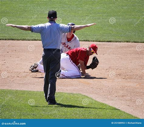 The Umpire Signals Safe Editorial Stock Photo - Image: 25108993