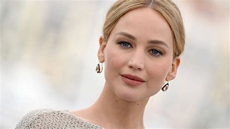 Red-Carpet-Überraschung: Jennifer Lawrence trägt Flip-Flops zur Abendrobe