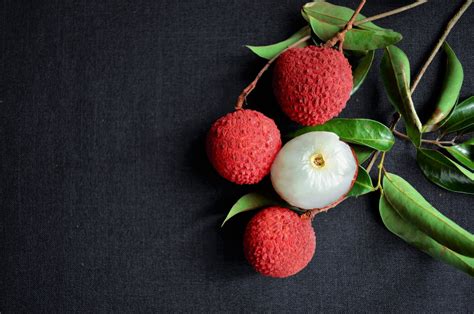 Lychee: Benefits, Nutrients, And Uses- HealthifyMe