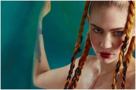 Instagram Takes Down Grimes' Pregnancy Photo Citing Nudity, Canadian Singer Re-posts