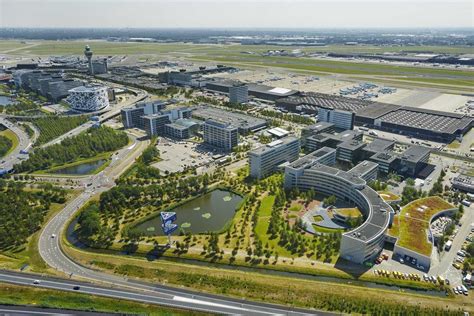 Aeroportul Amsterdam Schiphol în 2016: 63.6 milioane pasageri