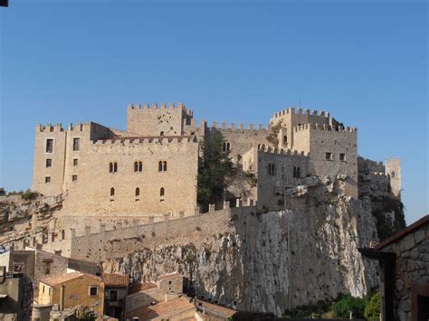 caccamo castle sicilia morning sun château médiéval de caccamo sicile ...