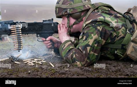 Soldiers from the Territorial Army training Stock Photo - Alamy