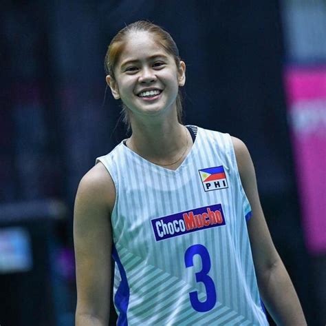 Who is Cebuana Volleyball Star Deanna Wong and why is she mobbed by fans