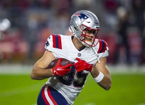 New England Patriots tight end Hunter Henry exits with knee injury