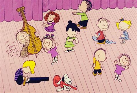 Charlie-Brown-Christmas-Peanuts-dance.gif