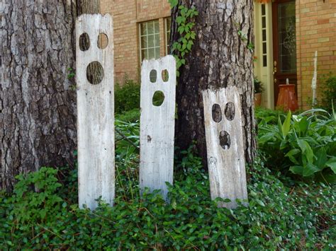 Fence board ghosts … | Halloween fence, Diy halloween fence, Old fences