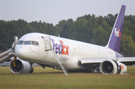 NTSB says FedEx plane with a disabled landing gear had suffered a leak ...