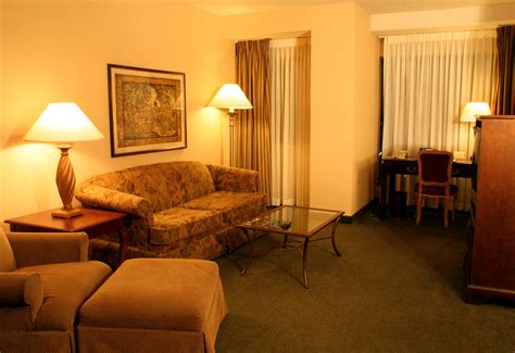 File:Hotel-suite-living-room.jpg - Wikimedia Commons