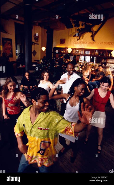 Cuban girls dancing hi-res stock photography and images - Alamy