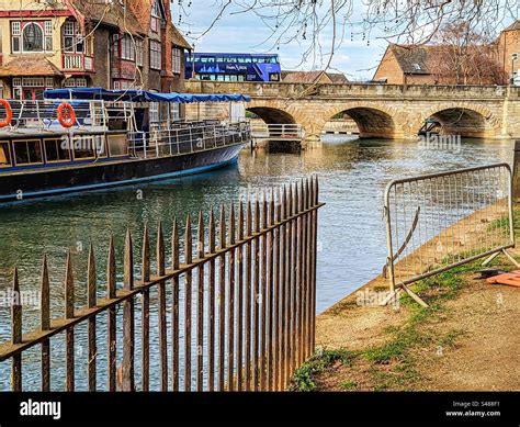 Folly Bridge Oxford UK, with bus and pleasure cruiser Stock Photo - Alamy