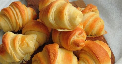 Priya's Versatile Recipes: Kiflice/Siberian Cheese Rolls