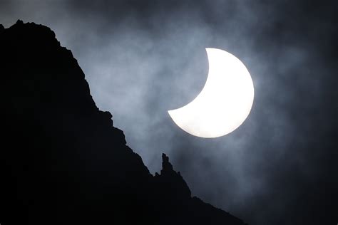 Fotos del eclipse solar parcial alrededor del mundo | Imágenes