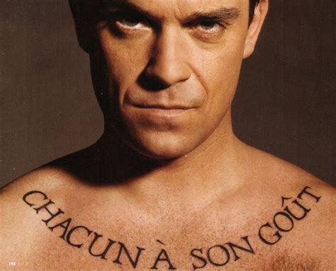 Robbie Williams sul petto ha tatuata la frase "chacun à son goût", in francese "ognuno ha i suoi ...