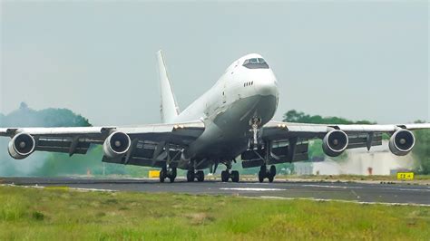 BOEING 747 LANDING - A B747 CLASSIC in 2020!! - Nose up after Touchdown (4K) - YouTube