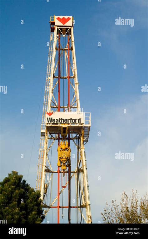 An oil rig drilling derrick Stock Photo - Alamy