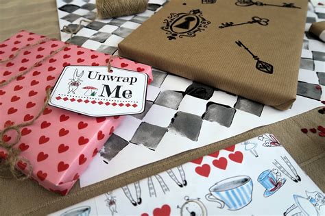 Alice in Wonderland wrapping paper DIY + FREE PRINTABLE ...