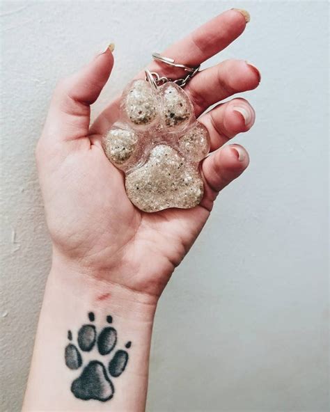 Resin Paw Impression with ashes in 2021 | Pet memorial ideas dogs, Pet ashes jewelry, Pet ...